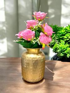 Vase à fleurs en métal pour la décoration de la maison, finition laiton antique avec design martelé et embossé, conçu pour la décoration de table. - Product Image 5