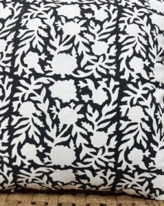 Funda de Cojín Cuadrada Botánica Blanca y Negra, Funda de Almohada Moderna con Estampado de Hojas - Product Image 2