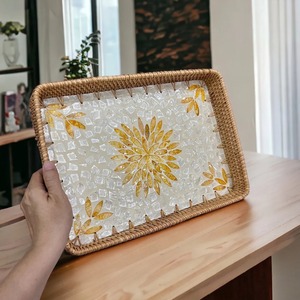 Ensemble de plateaux en rotin avec incrustations de nacre naturelle, faits à la main, pour servir des collations de qualité supérieure et décorer la maison de manière festive - Product Image 2