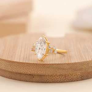 แหวนหมั้นมอสซาไนต์ ดีไซน์หรูหรา ประดับเพชรข้าง แหวนเจ้าสาว เงินแท้ 925 ชุบทอง 14K เครื่องประดับงานแต่งงาน - Product Image 6