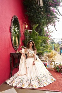 Conjunto de Lehenga Choli Bordado de Calidad Premium con Hilo y Lentejuelas, Vichitra Puro, Sin Arrugas, Elástico, para Fiestas - Product Image 2