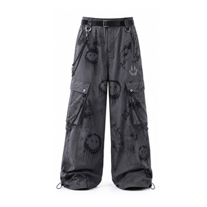 Pantalones Cargo Anchos para Hombre, Color Gris Oscuro, Estilo Gótico Grunge, con Estampado Abstracto de Rostro, Cadena y Cinturón con Cordón - Product Image 1