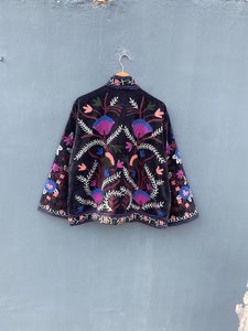 Chaqueta de terciopelo negro bordada floral para mujer con cuello alto y manga farol, abrigo con cremallera para mujer con manga farol y cuello alto - Product Image 2