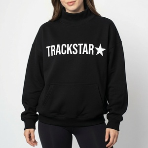 เสื้อสเวตเชิ้ตผู้หญิงสีแดงเลือดหมู คอเต่าทรงโอเวอร์ไซส์ พิมพ์ลาย Trackstar มีกระเป๋าจิงโจ้ ผ้าฟลีซหนานุ่ม - Product Image 4