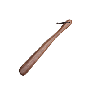 Chausse-pied en bois massif artisanal, ergonomique, avec sangle de suspension, aide au portage des chaussures - Product Image 2