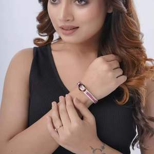 สร้อยข้อมือเงินแท้ 925 ชุบทองหรูหรา ดีไซน์สวยสง่าสำหรับผู้หญิง เหมาะเป็นของขวัญสำหรับงานปาร์ตี้ ประดับด้วยพลอยทรงเหลี่ยมมรกต - Product Image 3