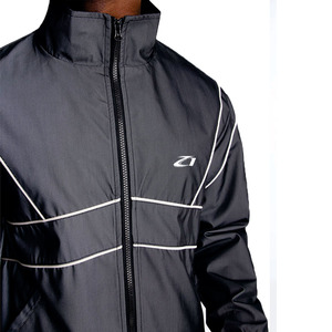 Conjunto Deportivo Personalizado para Hombre, Chaqueta Cortavientos Impermeable con Cremallera y Rayas Reflectantes, de Poliéster y Nailon, y Pantalones Cortos - Product Image 5