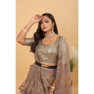 Magnifique Lehenga Choli brodé pour les soirées de gala - Product Image 3