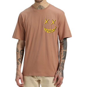 เสื้อยืดผู้ชายฤดูร้อนแบบสวมใส่สบาย ผลิตจากผ้าฝ้ายเจอร์ซีย์ พิมพ์ลายพัฟฟ์  รับออกแบบโลโก้ตามสั่ง (OEM)  เป็นมิตรต่อสิ่งแวดล้อม ขายส่ง - Product Image 4