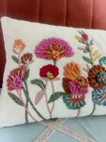 Housse de coussin lombaire carrée en coton brodée, motif floral bohème, avec motifs floraux texturés