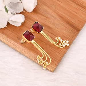 Elegantes Pendientes Colgantes con Engaste de Granate Hidrotermal y Perla, Chapados en Oro, Joyería Artesanal de Latón Shilpi Impex para Mujer - Product Image 4