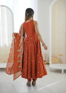Ensemble Kurta et pantalon en soie orange traditionnel indien pakistanais pour femmes avec dupatta, coupe ample, longueur au sol, tenue de mariage - Product Image 6
