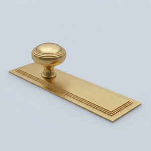 Boutons de meuble élégants en laiton brossé avec plaque arrière, finition dorée, pour tiroirs de commodes de cuisine et de maison, poignées fixes - Product Image 1