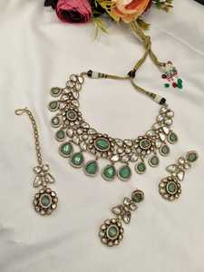 Conjunto de gargantilla étnica con piedras pesadas y gemas en forma de pera, pendientes a juego, Maang Tikka, colección de joyería nupcial - Product Image 1