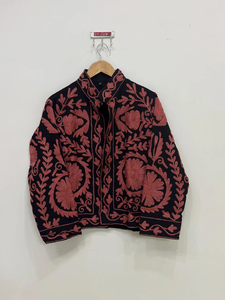 Chaqueta Acolchada Negra con Bordado Floral para Mujer, Estilo Étnico Tradicional, Abertura Frontal, Invierno, 100% Algodón Ecológico, Prenda Exterior Elegante - Product Image 4