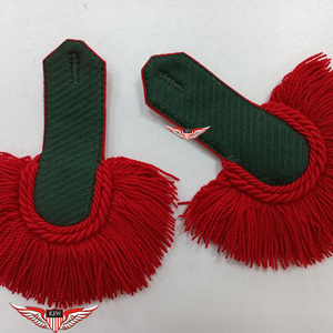 KEW Épaulette de luxe personnalisable, écologique, vintage, brodée, en tissu vert avec pompon rouge, accessoire d'uniforme pour défilé - Product Image 1