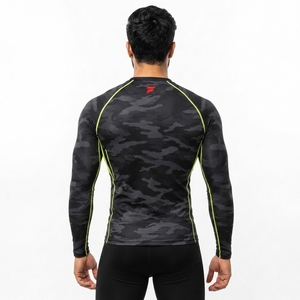 Camiseta de compresión cómoda, hecha con materiales duraderos, diseño flexible y rendimiento transpirable para entrenamientos diarios. - Product Image 5
