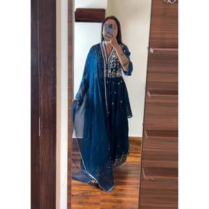 Conjunto de Traje de Diseñador para Mujer con Bordado de Lentejuelas y Trabajo de Hilo - Product Image 6