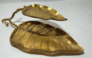 Plateau décoratif en aluminium doré en forme de feuille de Monstera, plat à bibelots en métal texturé vintage, porte-bijoux et bagues, centre de table décoratif - Product Image 3