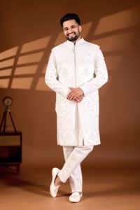 Conjunto de Sherwani Modern Heritage Fusion Ivory Divine Touch con Paneles en V, Diseño Chevron Rectangular y Bordado Floral 3D con Cuentas - Product Image 1