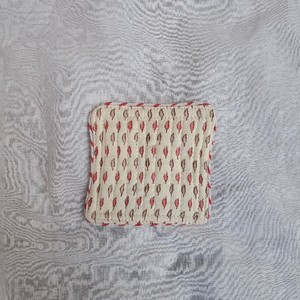 Juego de posavasos de algodón acolchado con estampado de hojas de Buti en crema y rojo, hecho a mano, con diseño floral pequeño, decoración de mesa ecológica y reversible. - Product Image 4