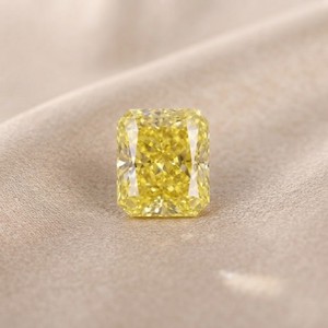 Diamante amarillo de corte cojín de 2 quilates VS1 cultivado en laboratorio para la fabricación de joyas - Product Image 1