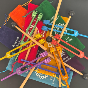 Juego de Diapasones de 7 Chakras Mars International: Aluminio Ponderado con Martillo y Bolsas - Product Image 1