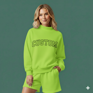 Ensemble deux pièces moderne pour femme : haut à col roulé uni et short taille haute en polaire respirante et écologique pour l'hiver - Product Image 1