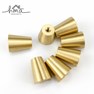 Pomo de Gabinete Moderno en Forma de Cono de Latón Sólido con Acabado Dorado Cepillado, Pomo Minimalista para Cajones de Cocina, Armarios y Muebles - Product Image 1