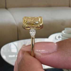 Anillo de Diamante Amarillo de Laboratorio con Corte Esmeralda, Certificado IGI, Anillo de Tres Piedras en Oro de 14K - Product Image 2