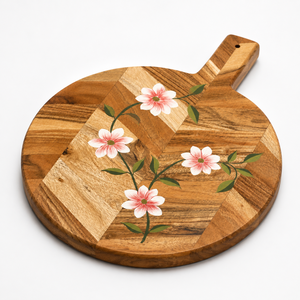 Tabla de servir y cortar de madera hecha a mano con diseño floral |   Tabla de cortar redonda de madera con asa - Product Image 4