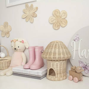 Ornements muraux décoratifs en rotin naturel, parfaits pour décorer les chambres d'enfants ou comme cadeaux d'anniversaire. - Product Image 1