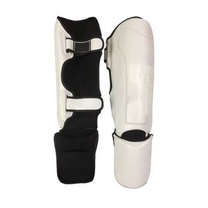 Protège-tibias de football personnalisables pour hommes et femmes, en cuir PU durable, protection professionnelle, couche extérieure rigide légère, fermeture auto-agrippante - Product Image 2