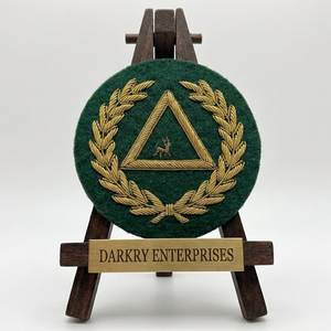 Parche Masónico de Hilo Dorado con Diseño de Triángulo y Ciervo, Hecho a Mano, Bordado Personalizado, con Base de Fieltro Verde - Product Image 1