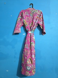 Bata de algodón clásica para mujer con estampado floral rosa, manga larga, hasta la rodilla, suave y cómoda, estampada a mano, de artesanos de Jaipur. - Product Image 2
