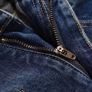 Vaqueros de mezclilla rectos de lavado claro para hombre, a la moda, con rasgaduras y estilo relajado, perfectos para hombres con estilo Y2K y streetwear. - Product Image 6