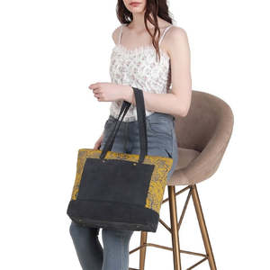Bolsa de Lona Amarilla con Estampado Bohemio, Cierre de Cremallera y Detalles en Cuero Negro para Uso Diario - Product Image 5
