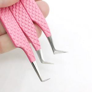 Pinzas para Extensión de Pestañas de Fibra, Volumen 45, 90 Grados, Pinzas Metálicas de Alta Calidad para Venta al Por Mayor - Product Image 3