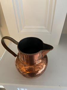 Carafe à eau en cuivre martelé avec corps large et poignée classique pour la cuisine, la salle à manger et la restauration, vente en gros depuis l'Inde - Product Image 4