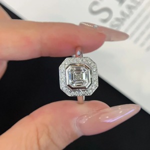 Anillo de Compromiso y Boda con Diamante Cultivado en Laboratorio, Corte Asscher, Bisel Halo, Oro Amarillo de 14K, Certificado IGI, VVS+, Color EF, Minimalista - Product Image 2