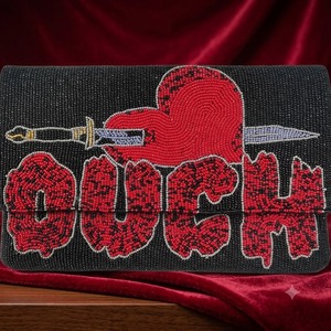 Bolso de mano de noche hecho a mano con cuentas, diseño de labios rojos y daga en lona negra, arte coleccionable con forma de labios - Product Image 1