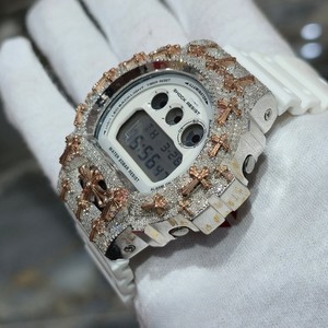Reloj de Pulsera Digital de Cuarzo con Incrustaciones de Diamantes en Forma de Cruz, Correa Blanca y Bisel Dorado para Hombre - Product Image 4