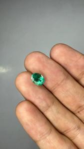 Émeraude naturelle de 1,55 carat, forme ovale, pierre précieuse verte vive, pour bague de luxe, pendentif, bijoux fins sur mesure - Product Image 4