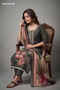 Ensemble prêt-à-porter de qualité supérieure en coton et lin avec broderie Yok et imprimé Simmar, Kurti-Pantalon-Dupatta, achat en ligne en Inde - Product Image 5