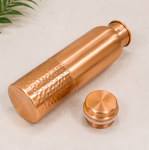 Bouteille d'eau en cuivre pur de qualité supérieure avec base martelée, bouteille à boire en cuivre ayurvédique faite à la main, bouchon à vis anti-fuite, réutilisable - Product Image 1