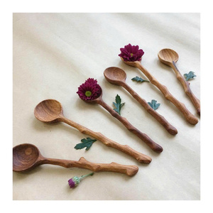 Cuillères en bois écologiques pour Noël, faites à la main, sculptées, en bois naturel, cadeau de Noël, cadeau pour le chaussette de Noël, vente en gros Vietnam 99 GD - Product Image 6