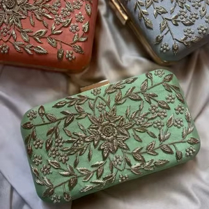 Pochette de soirée brodée de créateur à prix abordable – Élégante pochette pour femme pour mariage, fête et occasions spéciales - Product Image 1