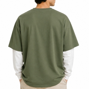 Camiseta de doble capa para hombre, estilo casual con mangas superpuestas, letras en relieve en la parte delantera, estilo casual para hombre - Product Image 2