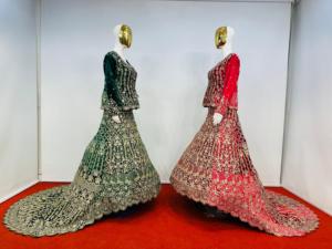 Lehenga de Terciopelo para Novia con Top Corto, Adorno Completo de Jarkan y Cola Dramática, Colección Mahamantra para Bodas - Product Image 4