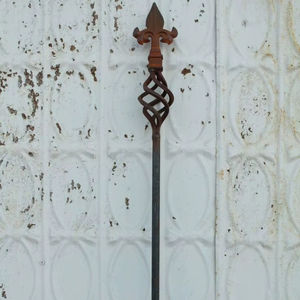 Élégante Décoration de Jardin en Métal Fleur de Lys Vintage, Piquet Rustique pour Pelouse Extérieure, Accent Décoratif pour Cour - Product Image 1